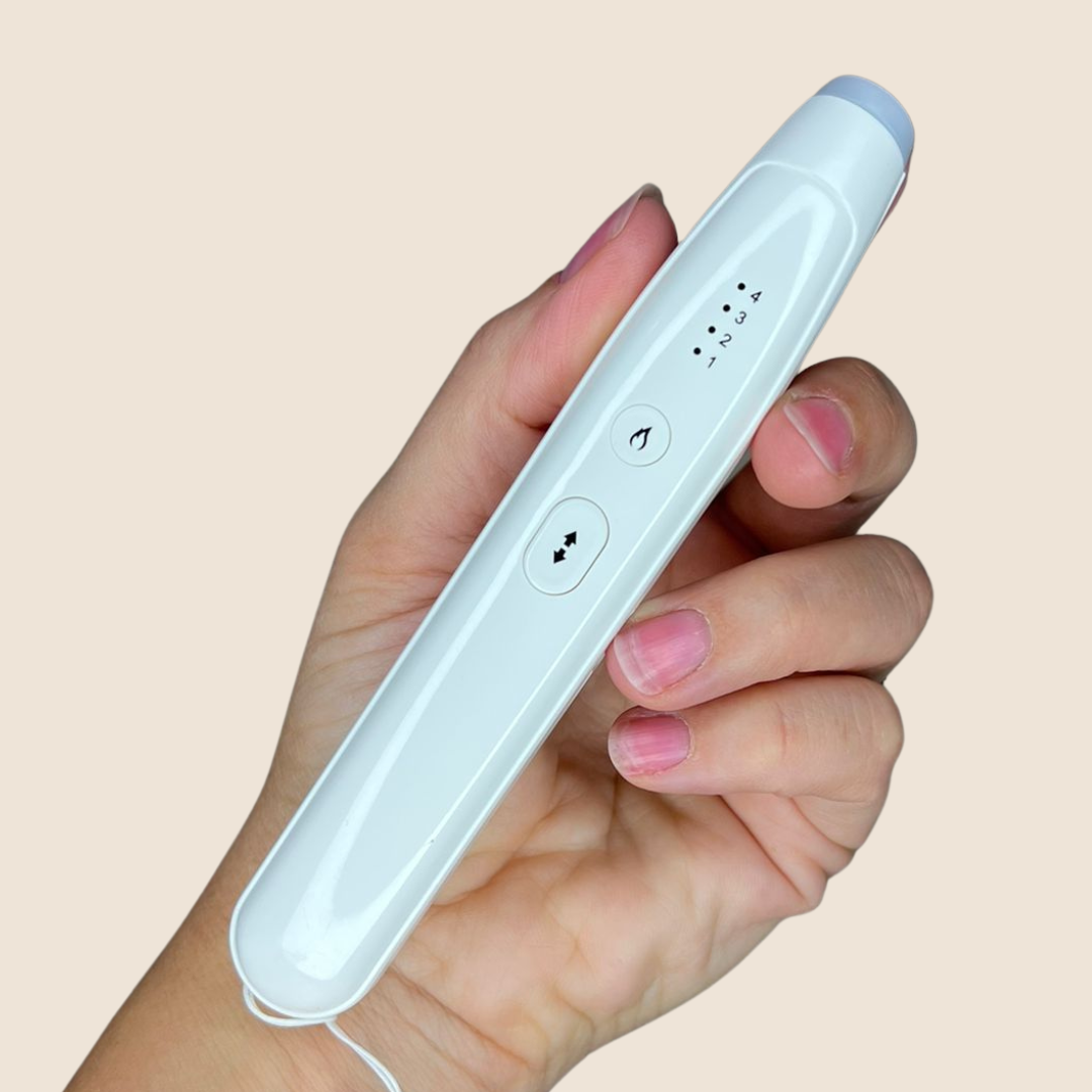 Hand houdt BiteFix pen vast